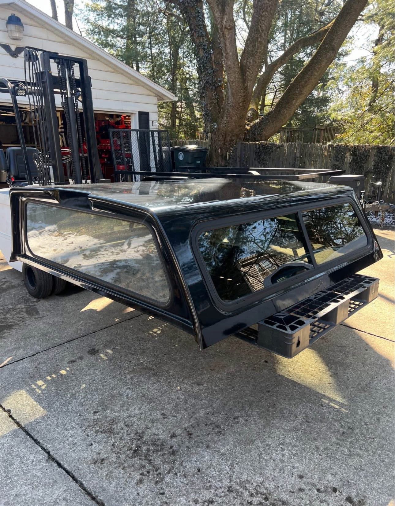 Truck Cap - Chevy/GMC - 6.9ft LEER truck cap for a 2014-2025 Chevy Silverado/GMC Sierra 1500. 2015-2019 for a 2500 or 3500 with 6.9' bed. - Image 3