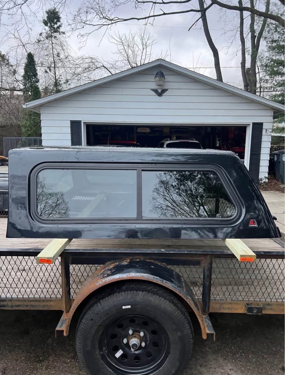 Truck Cap - F150 - Black - 5.5ft LEER truck cap for a 2015-2024 Ford F150 with 5.5' short bed. - Image 4
