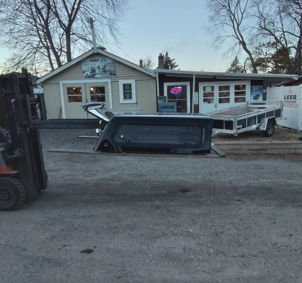 LEER LEGEND (100R) for the 2016-2023 Toyota Tacoma double cab 5' bed. - Image 2